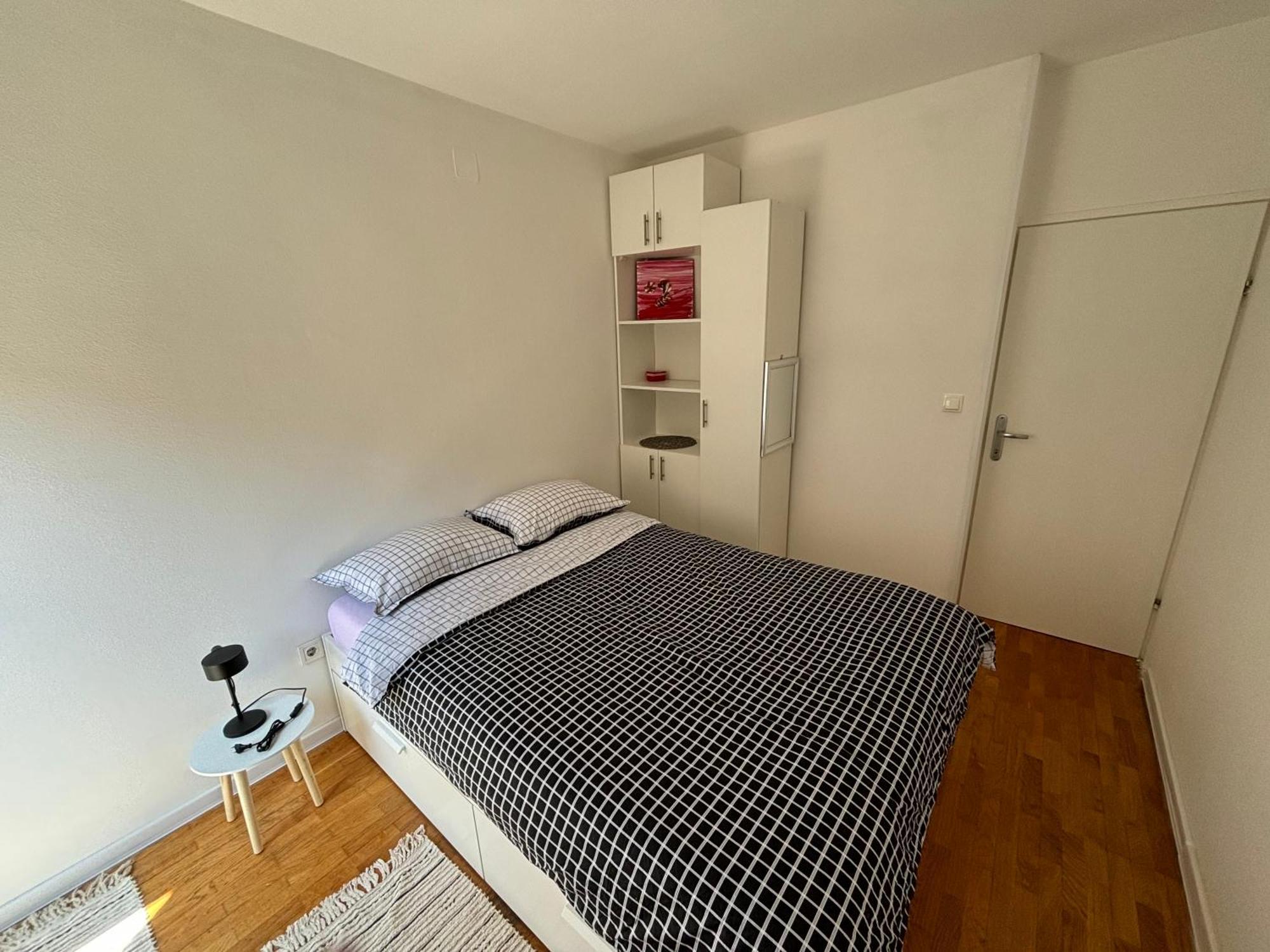 Laura Apartma *